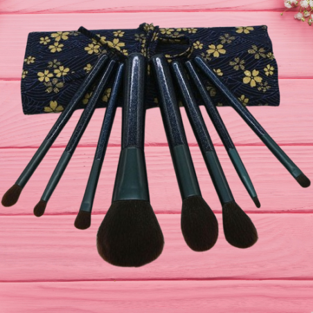 Комплект от 8 четки за грим в красива разгъваща се чантичка