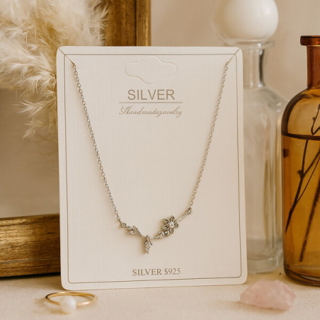 Нежно сребърно колие с висулка във форма на цвете – елегантно бижу за всеки ден