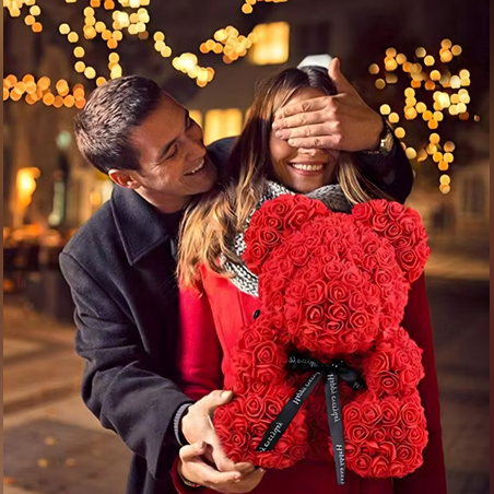 Плюшено мече с LED рози – нежен и романтичен подарък за мама, момиче или баба