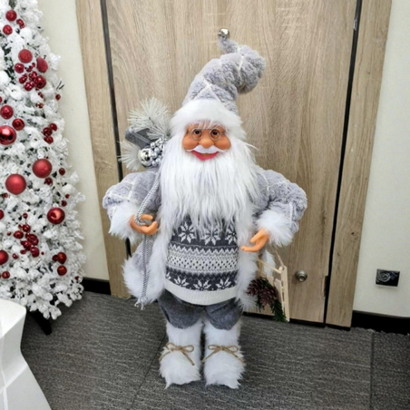 Декоративен Дядо Коледа в сиво – носи уют, топлина и празничен дух у дома