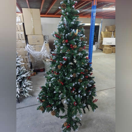 „Изкуствена елха Luxury Diamond с червен глог и шишарки – луксозна коледна елха с гъста корона“