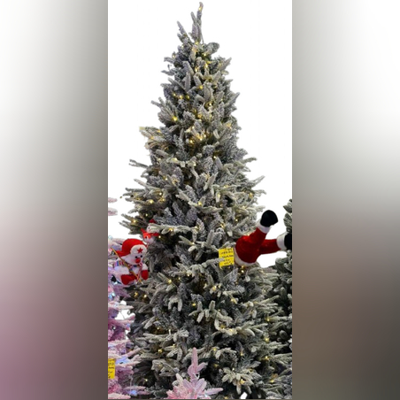 Коледна елха с вградени лампички по връхчетата, носеща топлина и празничен блясък у дома