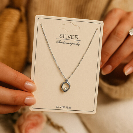 Класическо сребърно колие с елегантна кръгла висулка
