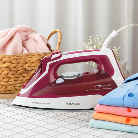 Парна ютия Taurus Atlantida 3000 с мощност 3000W, парен удар 200 г/мин, постоянна пара 45 г/мин, керамична плоча, регулатор на парата и температурата, вертикално гладене, самопочистваща се система и система против капене