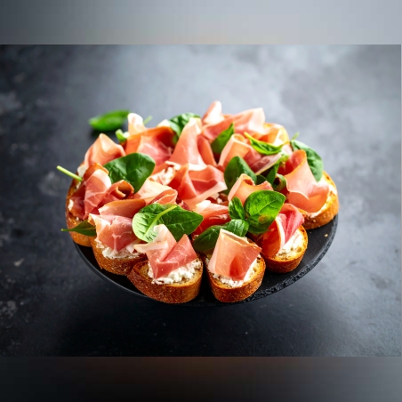 БРУСКЕТА С КРЕМА СИРЕНЕ , ЛИСТА СПАНАК И ПРОШУТО - 20 БР.