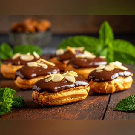 МИНИ ВАНИЛОВИ ЕКЛЕРИ С ШОКОЛАДОВА ГЛАЗУРА И ФИЛИРАНИ БАДЕМИ - 20 БР.