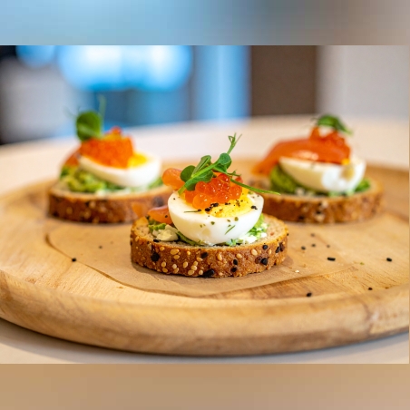 КАНАПЕ С БИЛКОВО КРЕМА СИРЕНЕ И ЧЕРВЕН ХАЙВЕР - 10 БР.