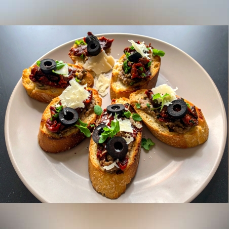 БРУСКЕТИ С МАСЛИНОВА ПАСТА,СУШЕН ДОМАТ И ПАРМЕЗАН - 20 БР.