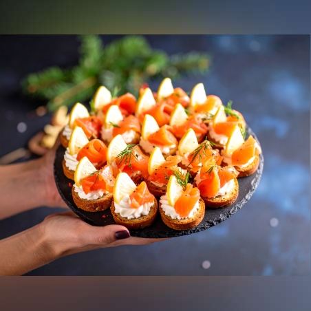 БРУСКЕТА СЪС СВЕЖ МУС , ПУШЕНА СЬОМГА , ЛИМОН И КОПЪР - 20 БР.