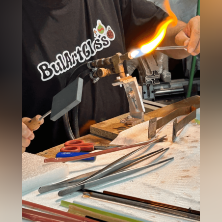 Вижте как се правят стъклени играчки