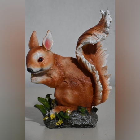 Градинска декорация катеричка