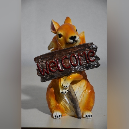 Градинска декорация катеричка с табела