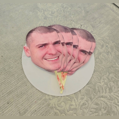 Топер с лице