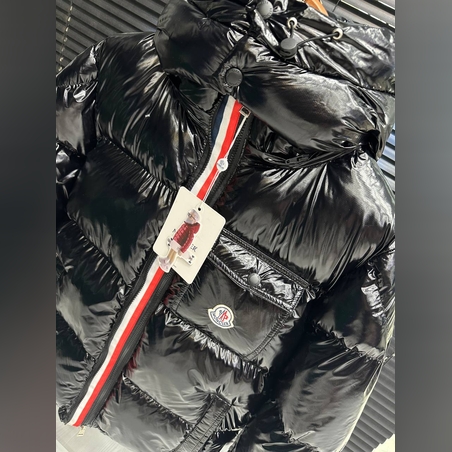 Geacă neagră de lux semnată Moncler