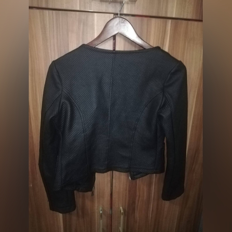 Geaca tip sport cu eticheta