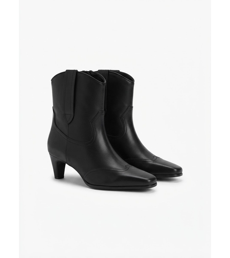 LEATHER WESTERN ANKLE BOOTS IN BLACK