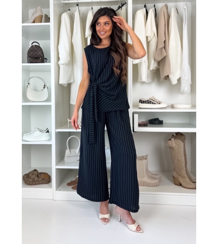 Елегантен черен комплект с райе – блуза с връзка и широк панталон