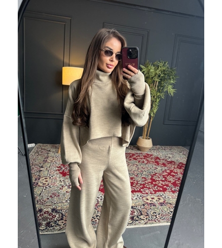 Комплект с кроп пуловер и панталон с права кройка-бежово
