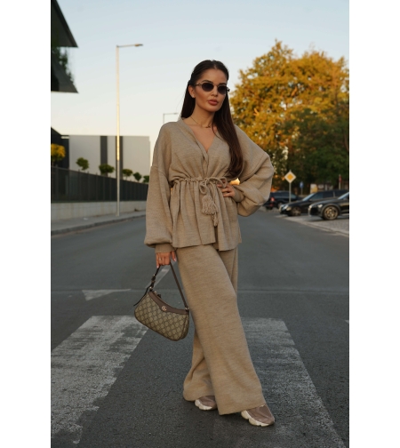 Дамски бежов комплект – жилетка и панталон