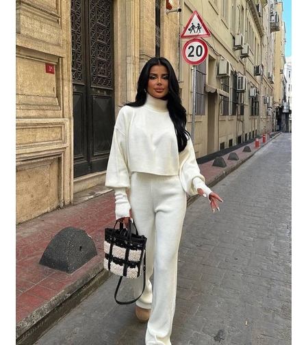 Комплект с кроп пуловер и панталон с права кройка-бяло