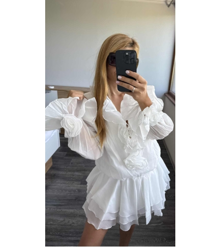 Дамска бяла къса рокля с къдри и флорални акценти