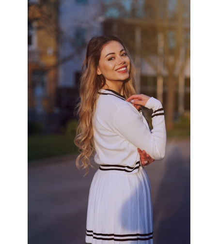 Дамски плетен бял комплект – жилетка и плисирана пола