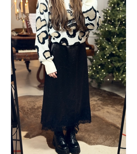 Сатенена черна пола с дантелен завършек