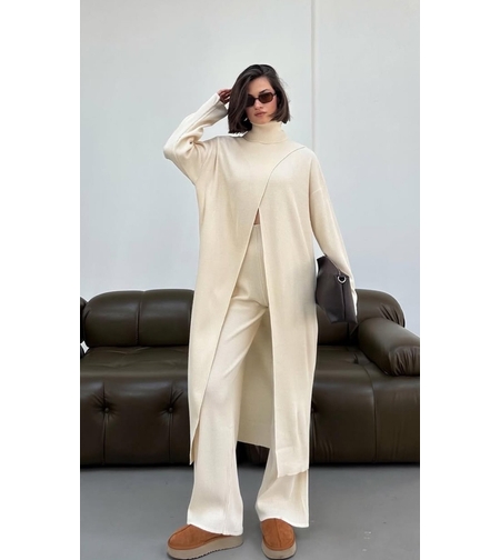 Комплект с асиметричен поло пуловер и прав панталон-бяло