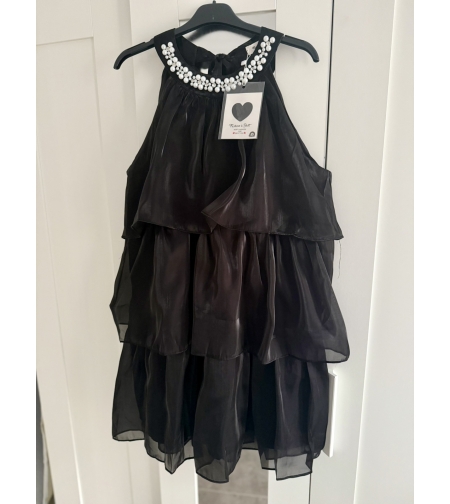 Черна рокля с перли и волани