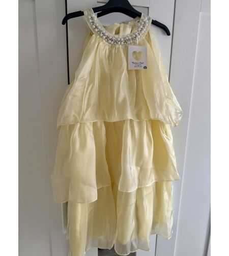 Жълта рокля с перли и волани