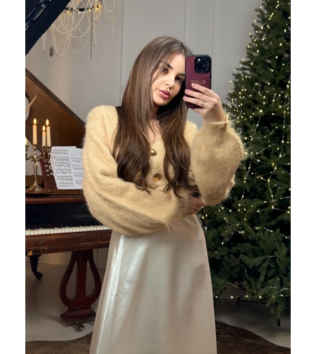 Дамска пухкава жилетка с копчета-бежово