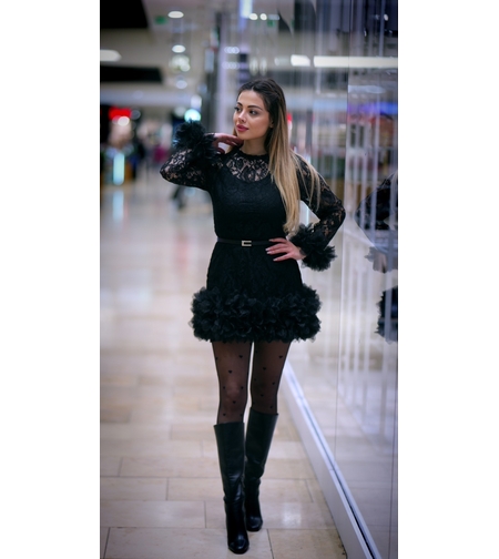 Елегантна черна дантелена рокля с тюл акценти