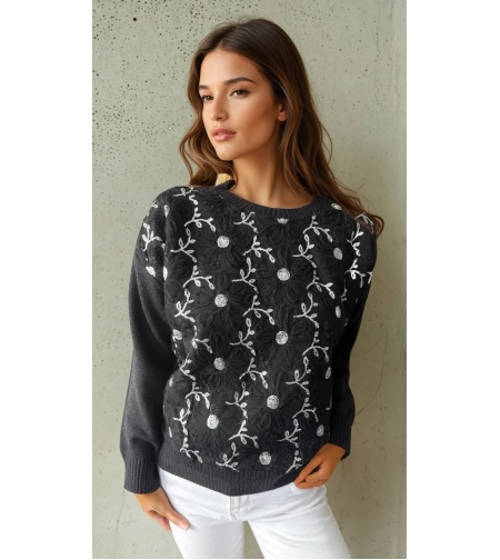 Пуловер с флорални детайли и ефектна декорация-черен