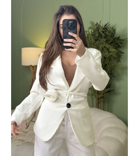 Елегантно бяло дамско сако с декоративен колан