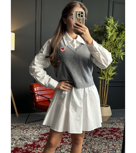 Дамска рокля с риза и сив пуловер без ръкави