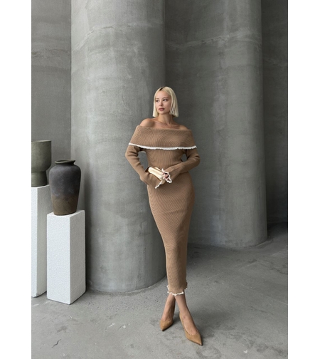 Елегантна бежова плетена рокля с паднали рамене