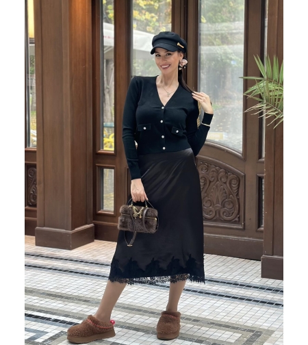 Сатенена черна пола с дантелен завършек