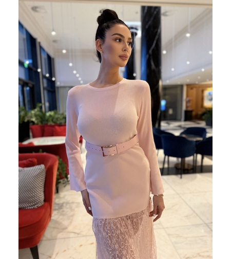 Елегантна розова  дамска рокля с колан и дантелена пола