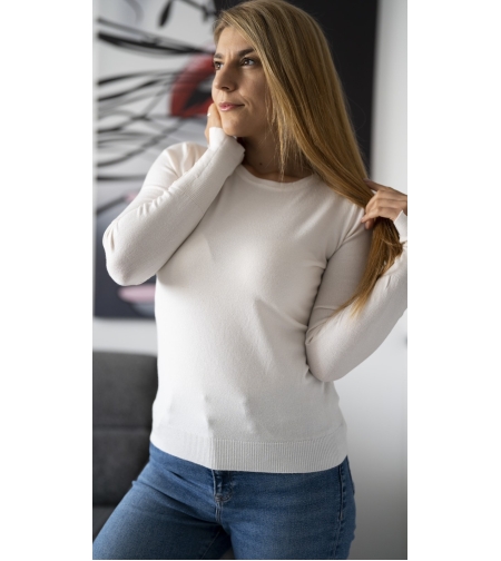 Пуловер с акцент копчета на ръкавите- бяло