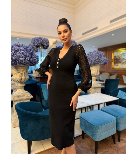 Елегантна черна дамска рокля с дантелени ръкави и V деколте