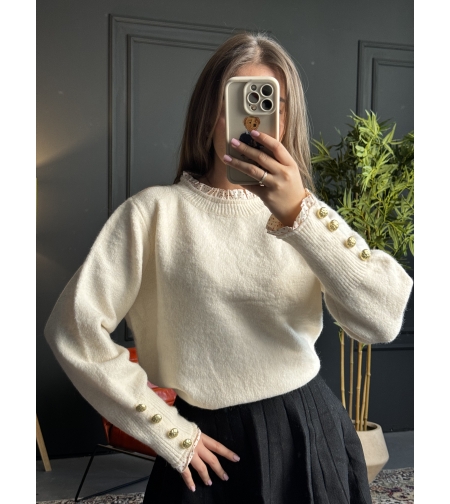 Дамски бял пуловер с дантела и златни копчета