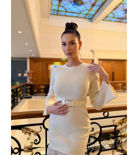 Елегантна бяла дамска рокля с колан и дантелена пола