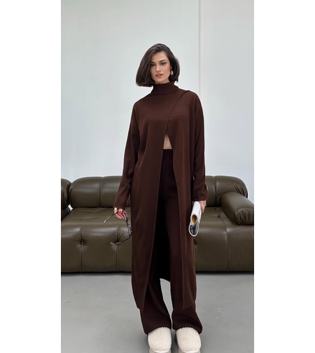 Комплект с асиметричен поло пуловер и прав панталон-кафяво