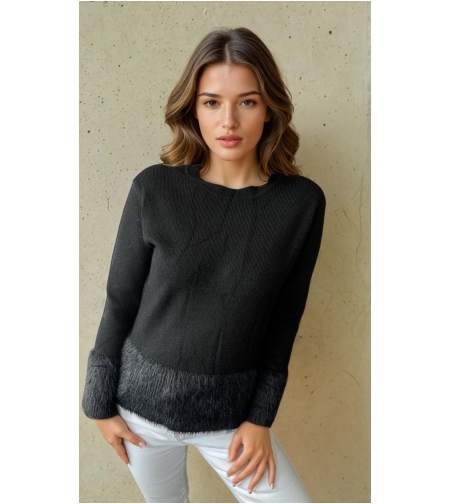 Дамски пуловер с пухени акценти-черно