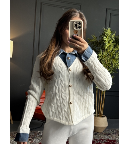 Дамска бяла жилетка с перлени копчета