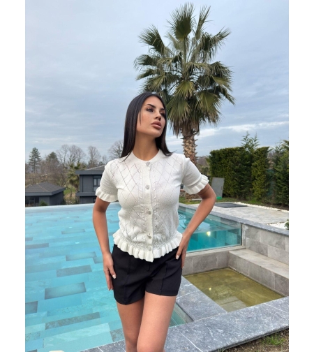 Бяла елегантна плетена блуза с копчета