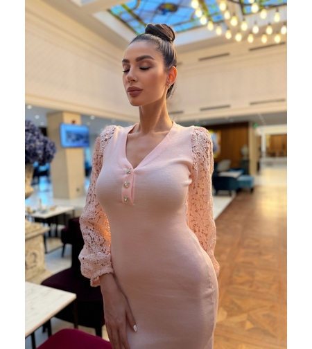 Елегантна розова дамска рокля с дантелени ръкави и V деколте