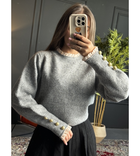 Дамски сив пуловер с дантела и златни копчета