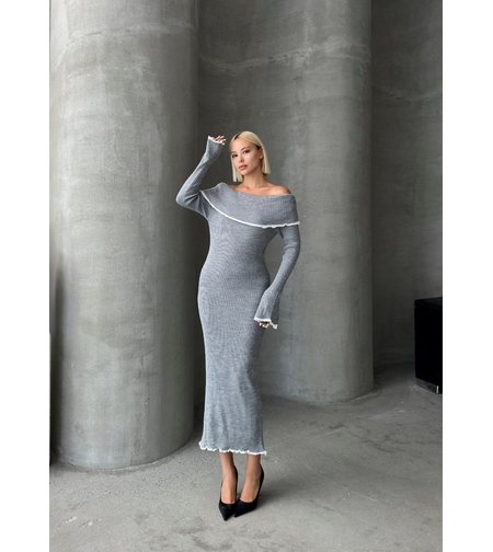 Елегантна сива плетена рокля с паднали рамене