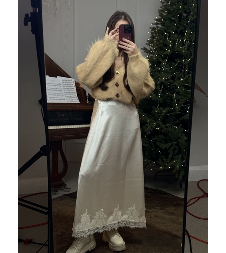 Сатенена бяла пола с дантелен завършек